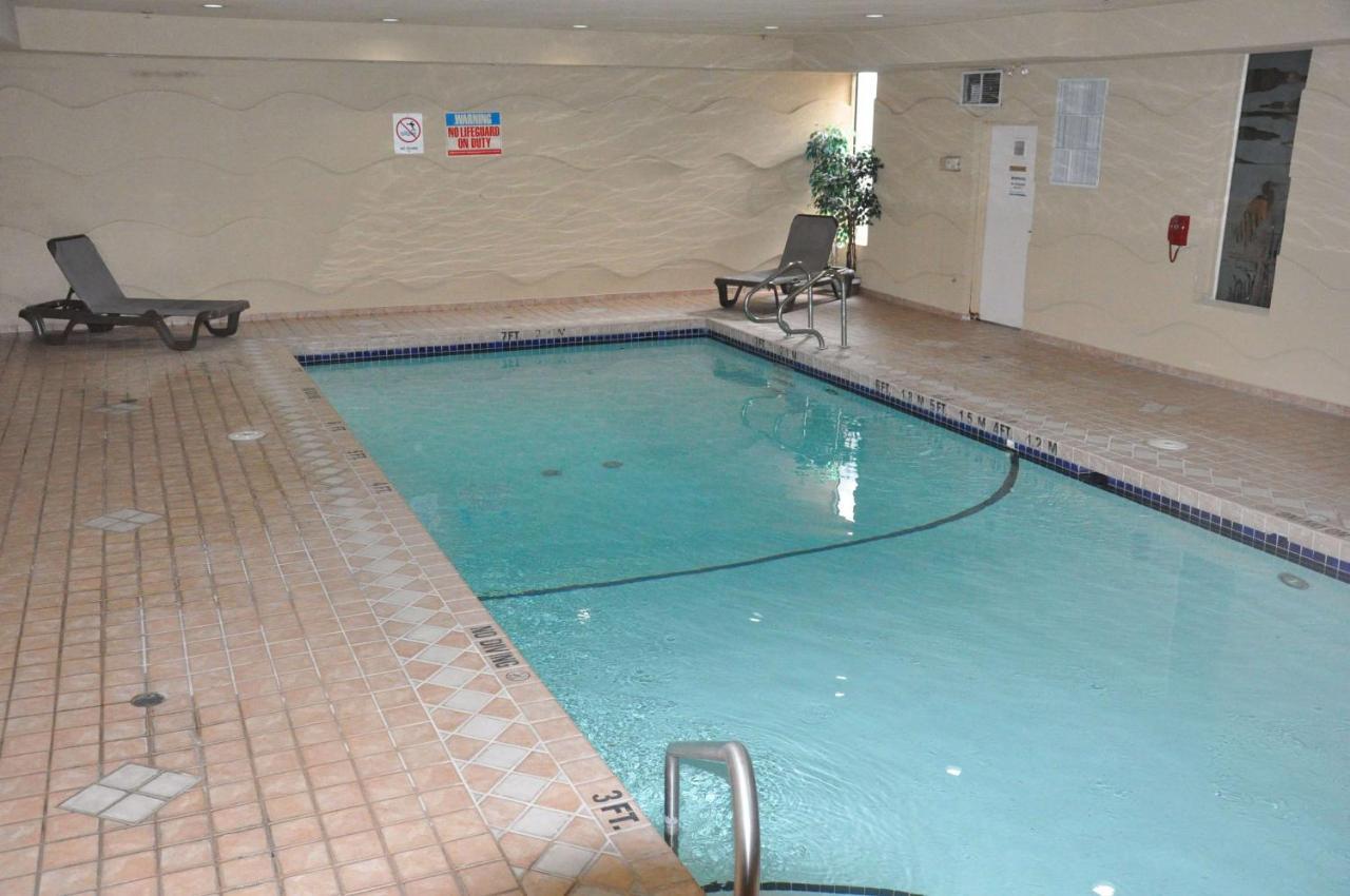 Ramada By Wyndham Abbotsford Hotel Buitenkant foto