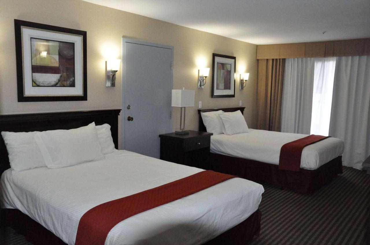 Ramada By Wyndham Abbotsford Hotel Buitenkant foto